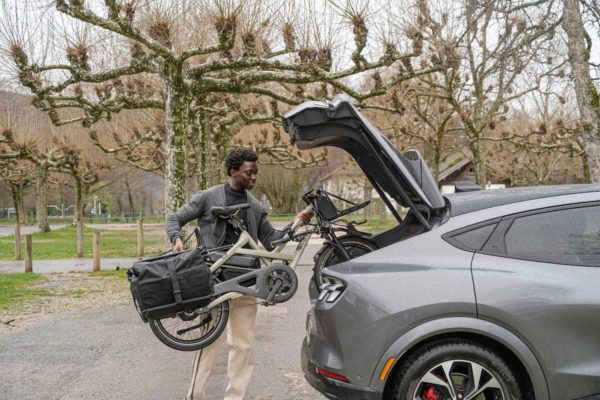 Compact, le nouveau Tern HSD Cargo Bike peut-être transporté dans le coffre d'un véhicule.