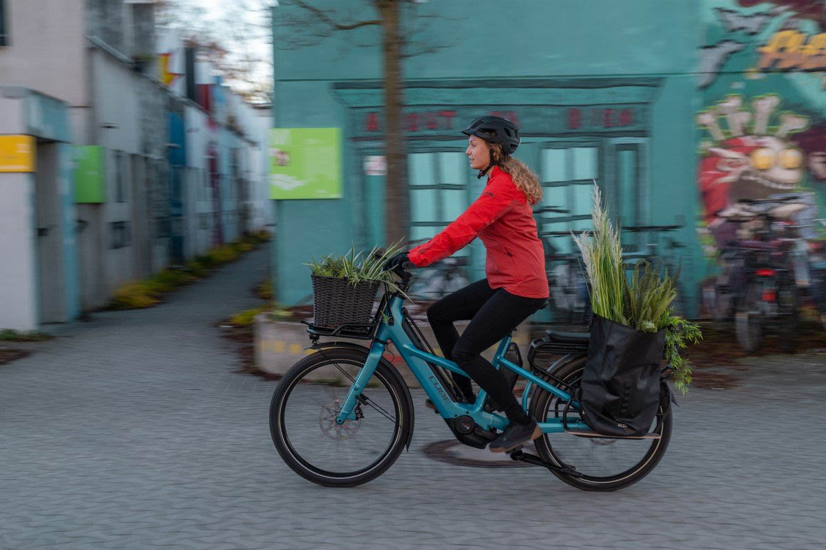 Equipé de grandes sacoches latérales et d'un panier, le Cube Longtail Hybrid peut également transporter vos courses en famille