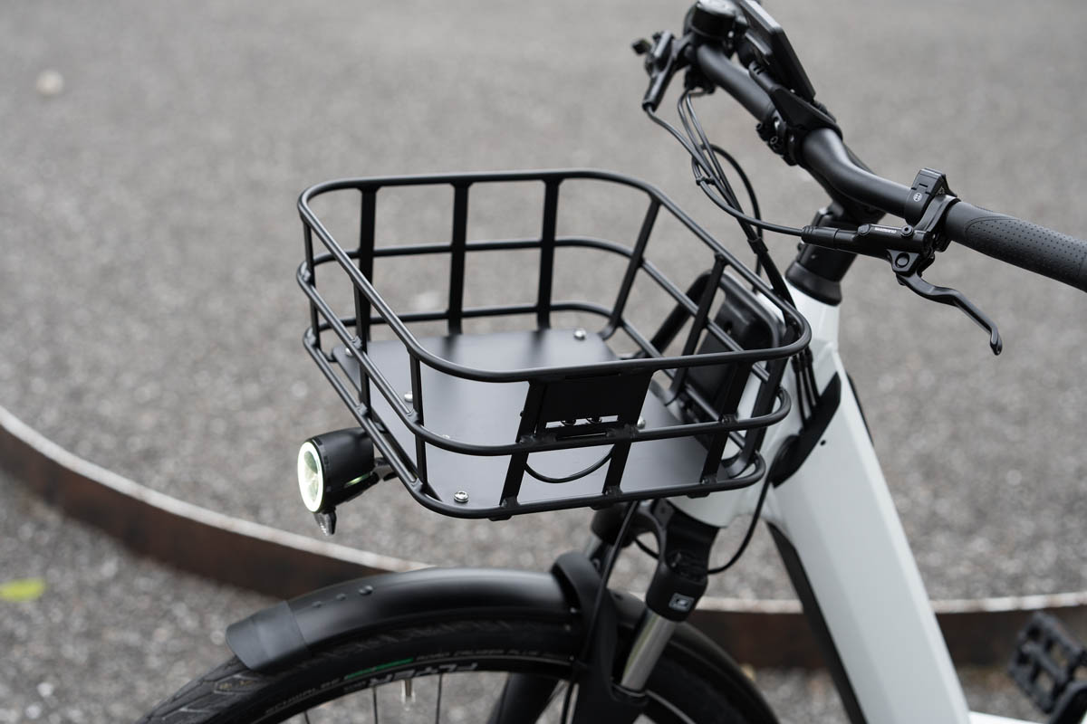 Porte-bagages avant en option avec une capacité de charge maximale de dix kilogrammes