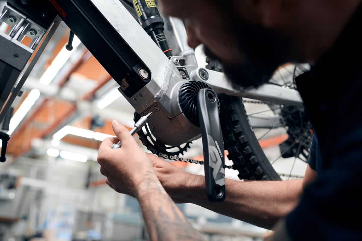 Moteur de vélos électriques ZF Centrix installé dans le cadre