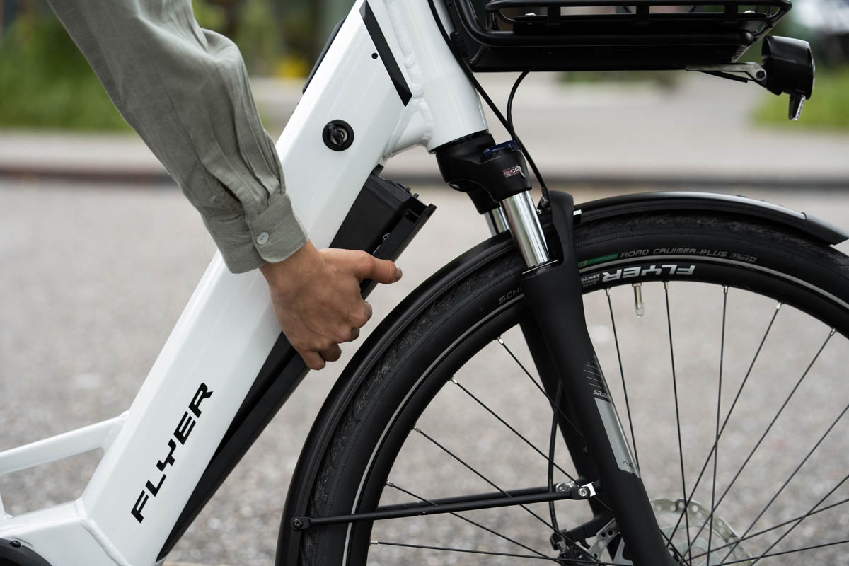 Retrait de la batterie vers le bas depuis le tube inférieur du vélo électrique Flyer Gotour EL