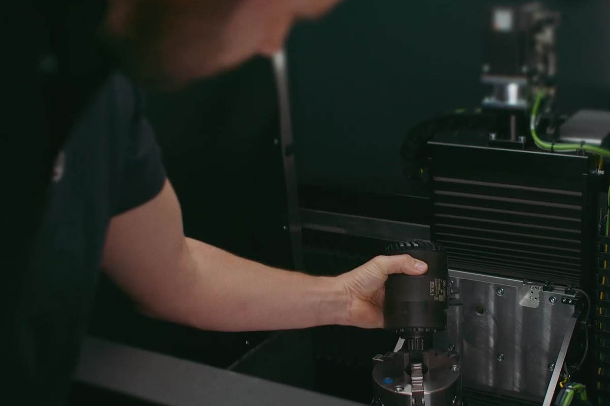 Grâce à sa taille compacte, le moteur peut facilement être tenu dans une seule main.