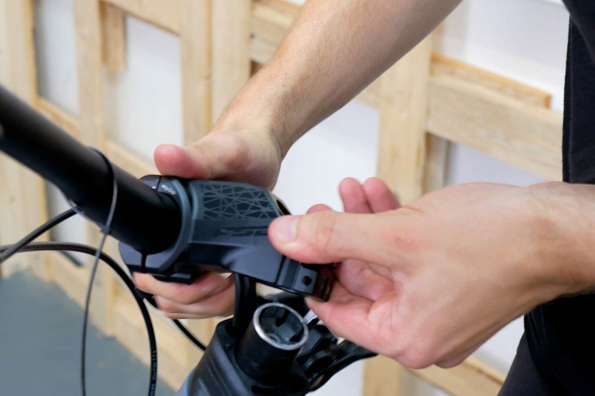 Démontage de la potence lors de l'installation de l'écran Bosch Purion 400 sur un vélo électrique équipé du Bosch Smart System