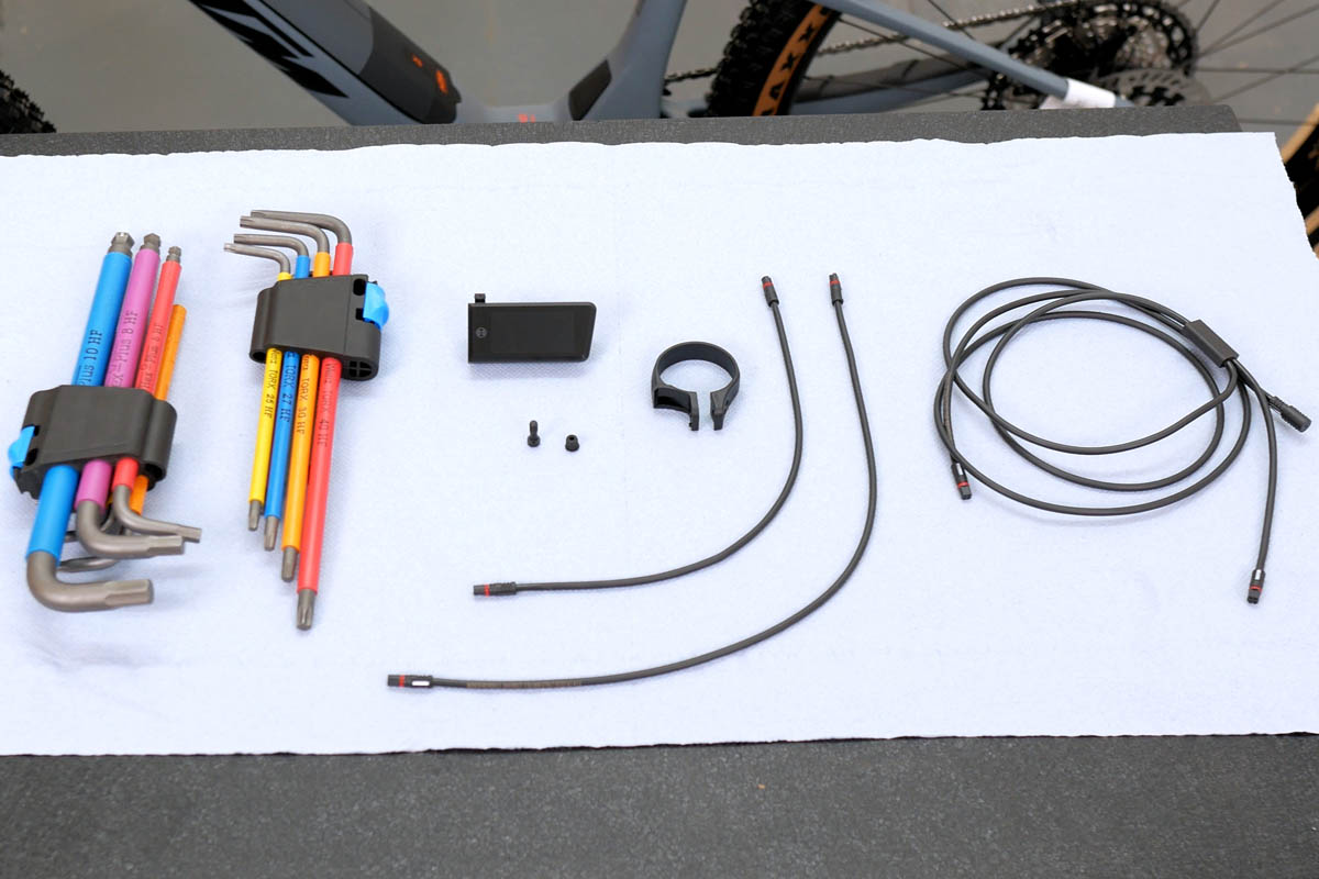 Pièces et outils pour l'installation de l'écran Bosch Purion 400 sur un vélo électrique équipé du Bosch Smart System