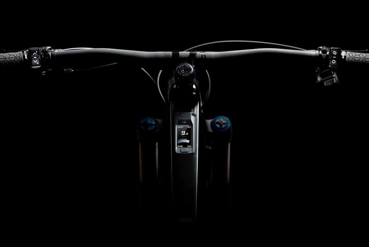 Cockpit équipé avec les unités de commande DJI Avinox sur l'Amflow PL ebike